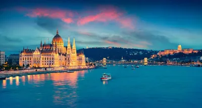 Bootsfahrt auf der Donau in Budapest im Abendlicht