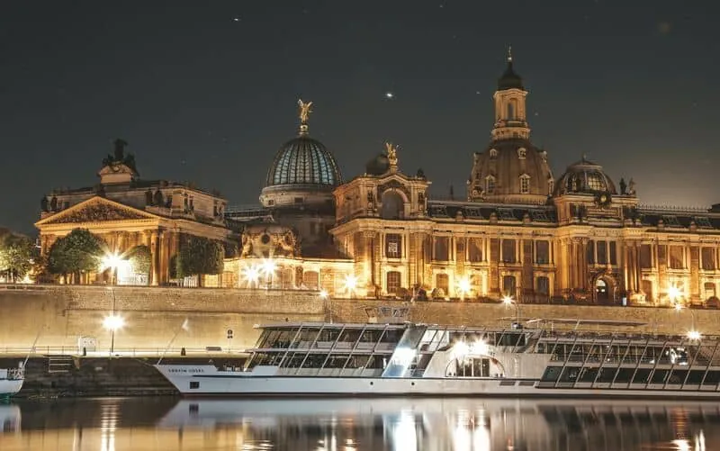 Abendliche Bootsfahrt auf der Elbe in Dresden