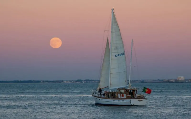 Segelboot auf dem Tejo vor Lissabon